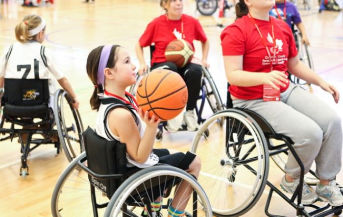 petites filles en situation de handicap qui joue au baskette