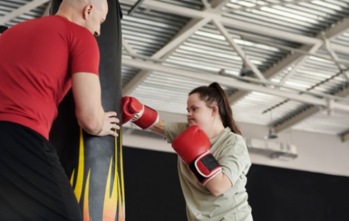 fille en situation de handicap mental pratiquant la box